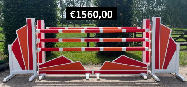 Rood oranje oxer met prijs