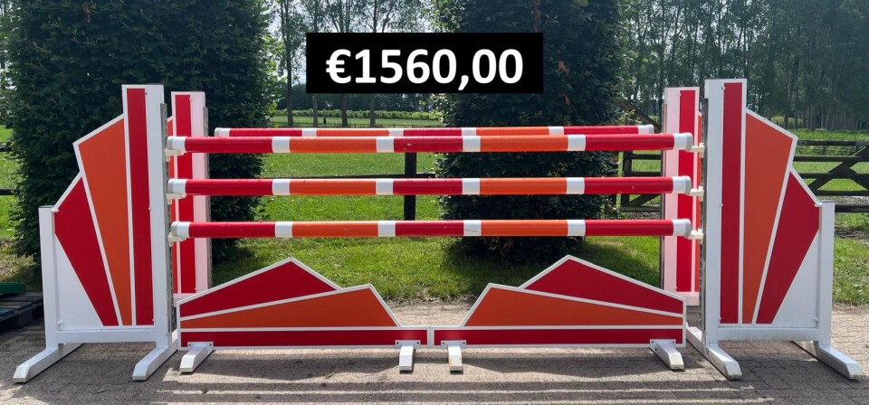Rood oranje oxer met prijs